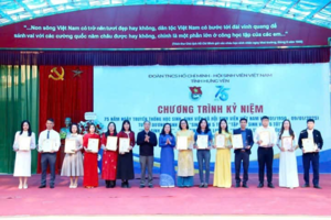 Cô giáo Lê Thị Nhàn được vinh danh "Nhà giáo trẻ tiêu biểu" và  học sinh Hoàng Quốc Việt đạt danh hiệu "Học sinh 3 tốt"