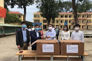 Công ty CP may Kim Động tặng 1.500 khẩu trang kháng khuẩn cho trường THPT Kim Động