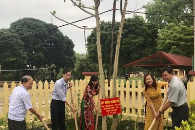 Cựu Giáo viên và Học sinh trường THPT Kim Động họp mặt và trồng cây lưu niệm nhà trường