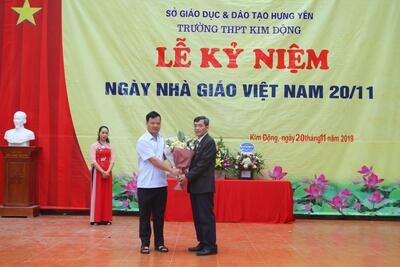 Kho bạc huyện Kim Động tặng hoa chúc mừng