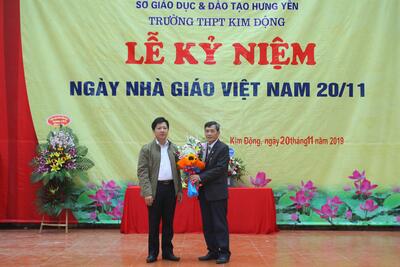 TT Y tế huyện Kim Động tặng hoa chúc mừng