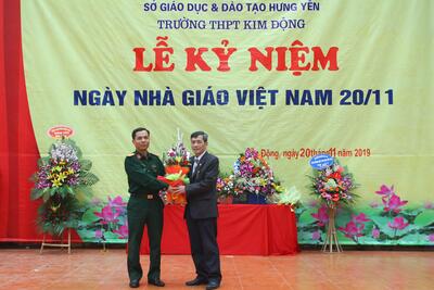 Huyện đội Kim Động tặng hoa chúc mừng