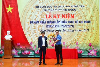 Thầy: Đinh Văn Hữu - Bí thư Chi bộ, Phó Hiệu trưởng phụ trách nhà trường tặng hoa chúc mừng