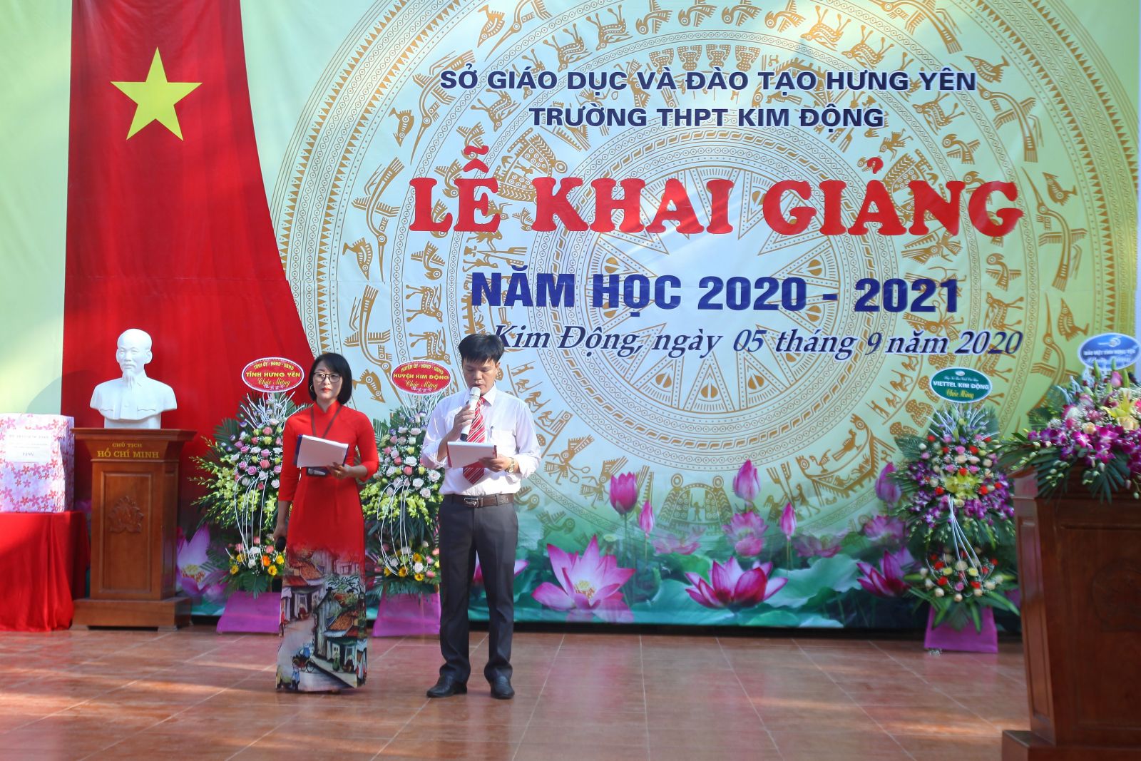 Dẫn chương trình: Thầy Nguyễn Xuân Ngọc và Cô Trần Thị Bạch Yến