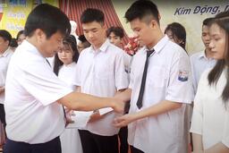 TRAO HỌC BỔNG CỦA CÔNG ĐOÀN DẦU KHÍ VIỆT NAM CHO HỌC SINH TRƯỜNG THPT KIM ĐỘNG. 26/05/23