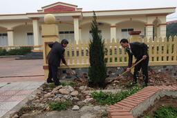 Tập thể học sinh lớp 12A kháo 1992-1995 trồng cây tặng nhà trường 21/03/20
