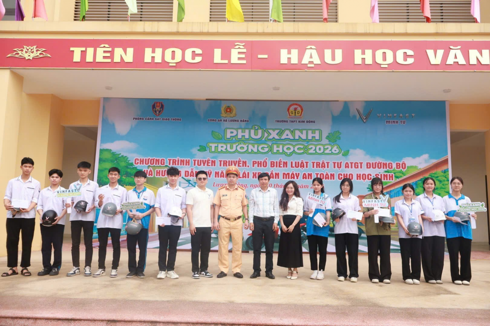 <a href='https://c3kimdong.hungyen.edu.vn/tin-tuc/chuong-trinh-tuyen-truyen-pho-bien-luat-trat-tu-atgt-duong-bo-va-huong-dan-ky-nang-lai-xe-an-toan-cho-hoc-sinh.html'>CHƯƠNG TRÌNH TUYÊN TRUYỀN, PHỔ BIẾN LUẬT TRẬT TỰ ATGT ĐƯỜNG BỘ VÀ HƯỚNG DẪN KỸ NĂNG LÁI XE AN TOÀN CHO HỌC SINH</a>