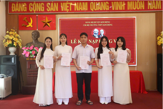 CHI BỘ TRƯỜNG THPT KIM ĐỘNG LONG TRỌNG TỔ CHỨC LỄ KẾT NẠP ĐẢNG VIÊN CHO QUẦN CHÚNG TÍCH CỰC ĐỢT 19/5/2025