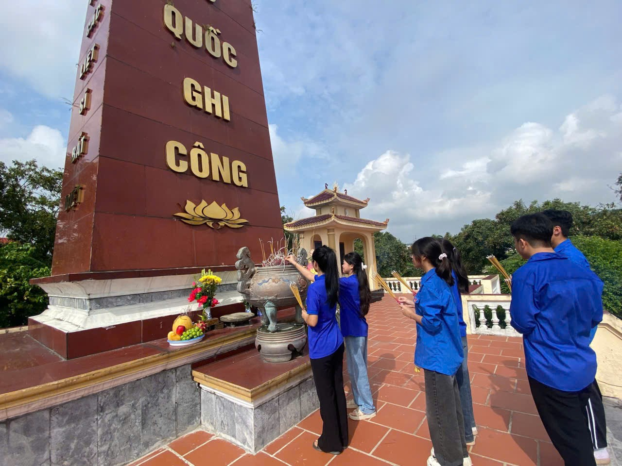 <a href='https://c3kimdong.hungyen.edu.vn/tin-tuc/doan-truong-thpt-kim-dong-to-chuc-le-dang-huong-tri-an-cac-anh-hung-liet-si.html'>Đoàn Trường THPT Kim Động Tổ Chức Lễ Dâng Hương Tri Ân Các Anh Hùng Liệt Sĩ</a>