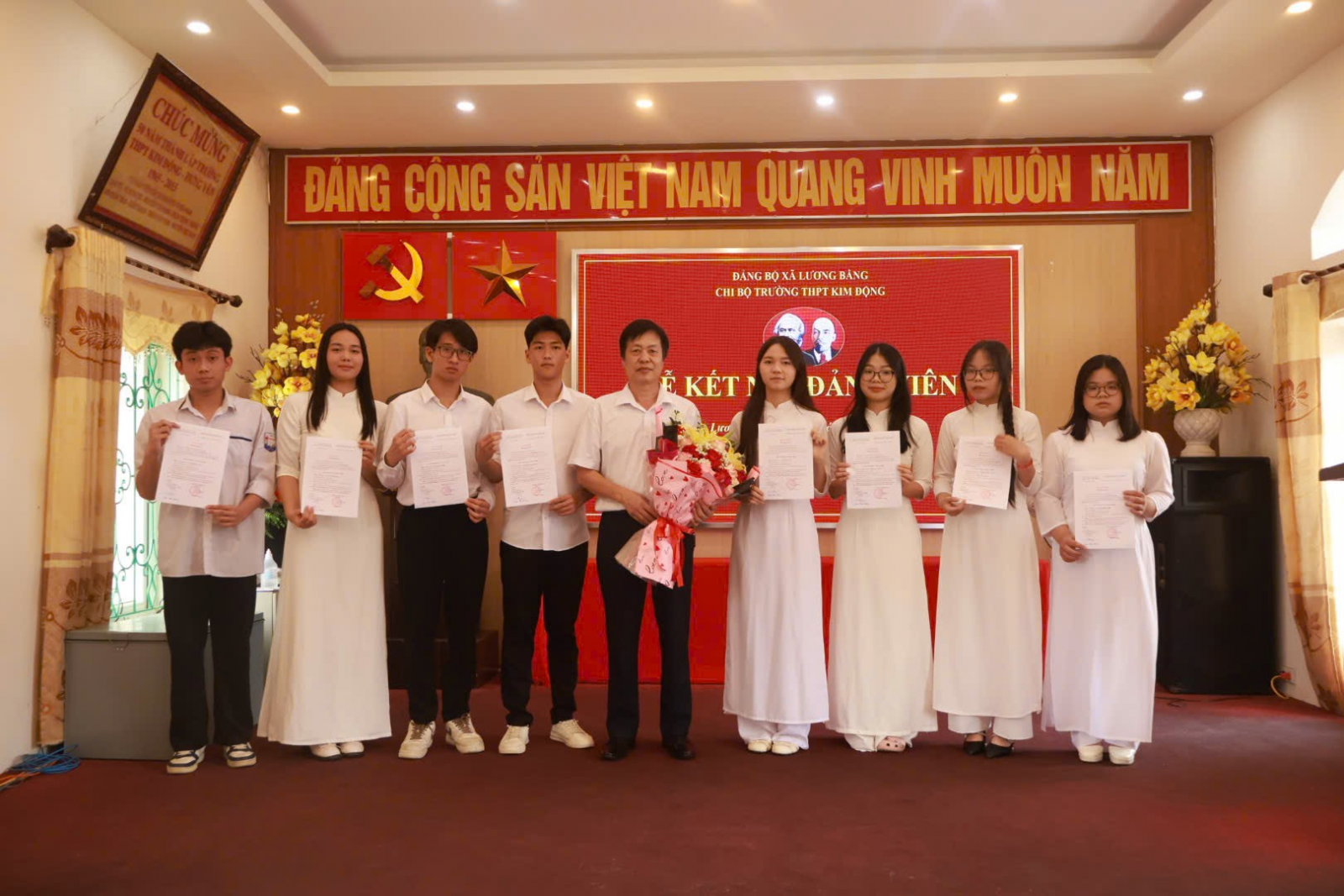 LỄ KẾT NẠP ĐẢNG VIÊN MỚI