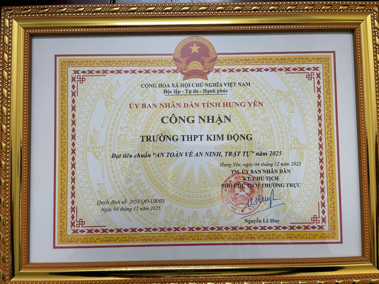 <a href='https://c3kimdong.hungyen.edu.vn/tin-tuc/truong-thpt-kim-dong-duoc-cong-nhan-dat-tieu-chuan-an-toan-ve-an-ninh-trat-tu-nam-2025.html'>TRƯỜNG THPT KIM ĐỘNG ĐƯỢC CÔNG NHẬN ĐẠT TIÊU CHUẨN "AN TOÀN VỀ AN NINH, TRẬT TỰ" NĂM 2025</a>