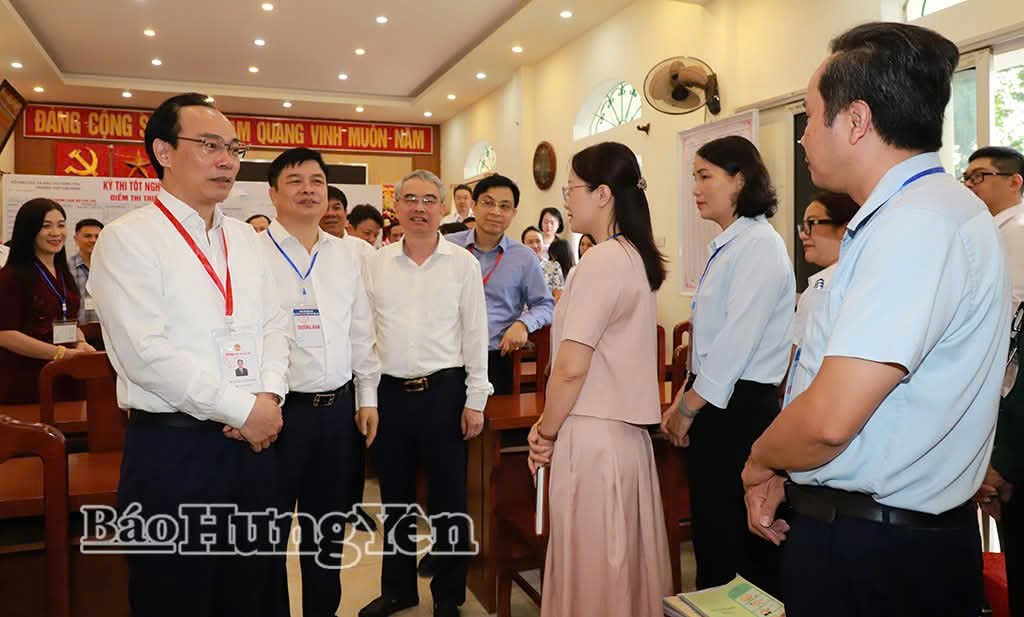 <a href='https://c3kimdong.hungyen.edu.vn/tin-tuc/bo-truong-bo-giao-duc-va-dao-tao-den-tham-va-dong-vien-diem-thi-truong-thpt-kim-dong.html'>BỘ TRƯỞNG BỘ GIÁO DỤC VÀ ĐÀO TẠO ĐẾN THĂM VÀ ĐỘNG VIÊN ĐIỂM THI TRƯỜNG THPT KIM ĐỘNG</a>
