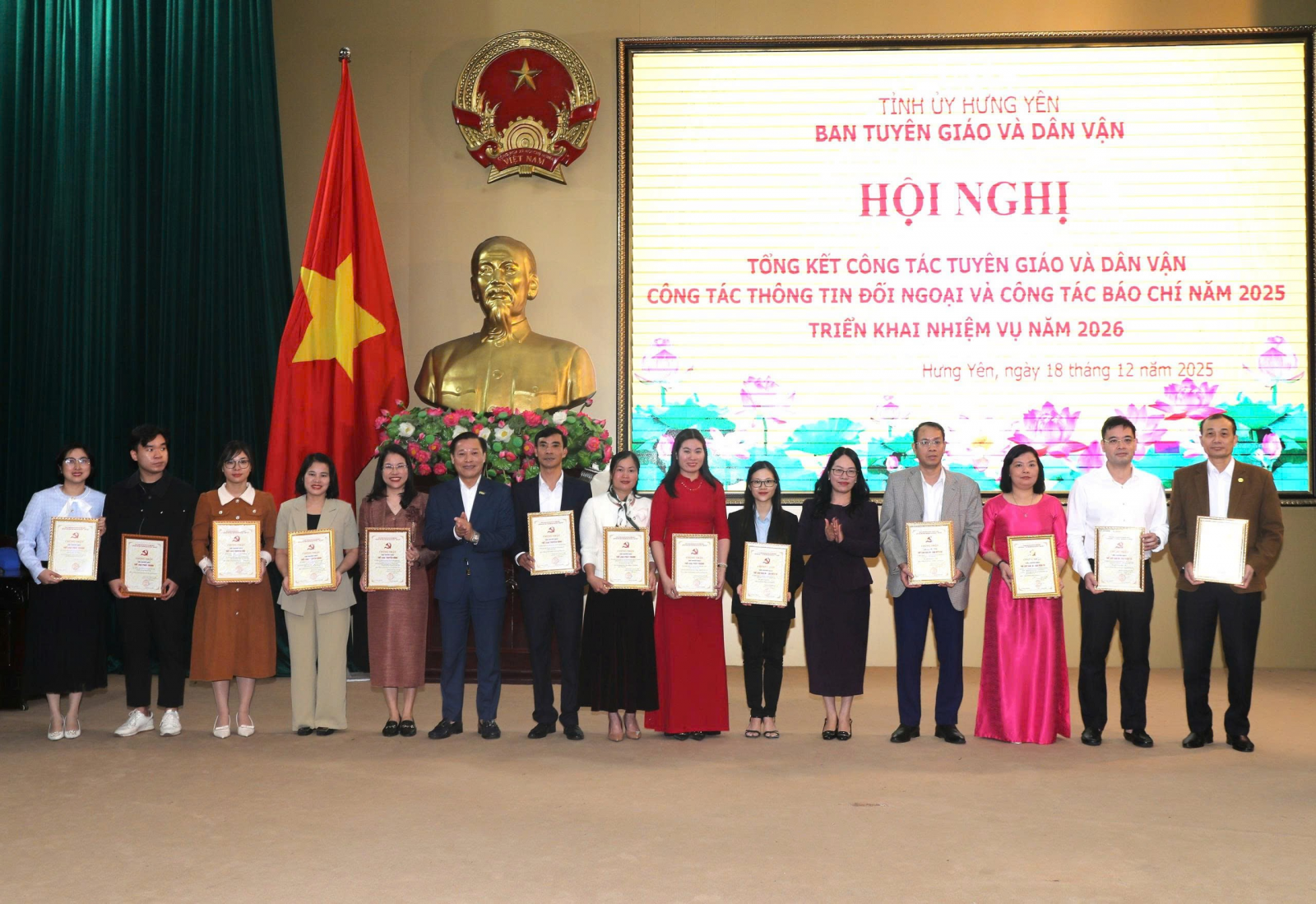 <a href='https://c3kimdong.hungyen.edu.vn/tin-tuc/giao-vien-truong-thpt-kim-dong-vinh-du-nhan-giai-bua-liem-vang-giai-bao-chi-ve-xay-dung-dang-tinh-hung-yen-lan-thu-iii-nam-2025-do-ban-tuyen-giao-va-dan-van-tinh-uy-hung-yen-to-chuc.html'>Giáo viên Trường THPT Kim Động vinh dự nhận giải Búa liềm vàng – giải báo chí về xây dựng Đảng tỉnh Hưng Yên lần thứ III năm 2025 do Ban Tuyên giáo và Dân vận Tỉnh ủy Hưng Yên tổ chức.</a>