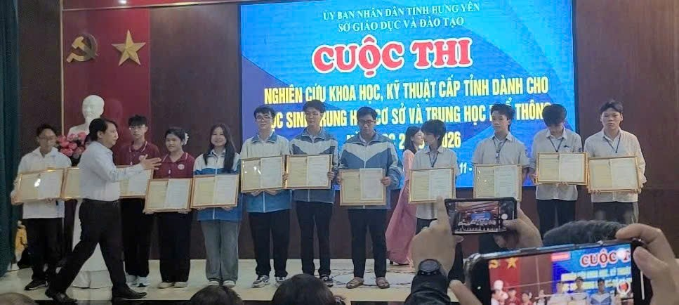 <a href='https://c3kimdong.hungyen.edu.vn/tin-tuc/du-an-chemmaster-bo-cong-cu-hoa-hoc-tuong-tac-cua-hoc-sinh-thpt-kim-dong-xuat-sac-gianh-giai-nhat-cuoc-thi-nghien-cuu-khoa-hoc-ky-thuat-cap-tinh-nam-hoc-2025-2026.html'>DỰ ÁN "CHEMMASTER - BỘ CÔNG CỤ HÓA HỌC TƯƠNG TÁC " CỦA HỌC SINH THPT KIM ĐỘNG XUẤT SẮC GIÀNH GIẢI NHẤT CUỘC THI NGHIÊN CỨU KHOA HỌC, KỸ THUẬT CẤP TỈNH NĂM HỌC 2025-2026</a>