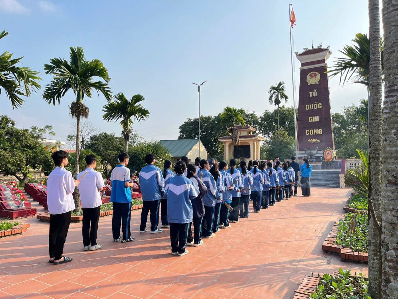 <a href='https://c3kimdong.hungyen.edu.vn/tin-tuc/dang-huong-tri-an-cac-anh-hung-liet-si-nhan-ky-niem-81-nam-ngay-thanh-lap-quan-doi-nhan-dan-viet-nam.html'>DÂNG HƯƠNG TRI ÂN CÁC ANH HÙNG LIỆT SĨ NHÂN KỶ NIỆM  81 NĂM NGÀY THÀNH LẬP QUÂN ĐỘI NHÂN DÂN VIỆT NAM</a>