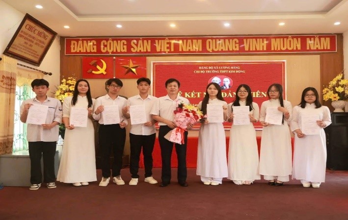 <a href='https://c3kimdong.hungyen.edu.vn/tin-tuc/tu-nghi-quyet-den-nhung-mua-hoa-thanh-tich-dau-an-xay-dung-dang-o-truong-thpt-kim-dong.html'>TỪ NGHỊ QUYẾT ĐẾN NHỮNG MÙA HOA THÀNH TÍCH - Dấu ấn xây dựng Đảng ở Trường THPT Kim Động</a>