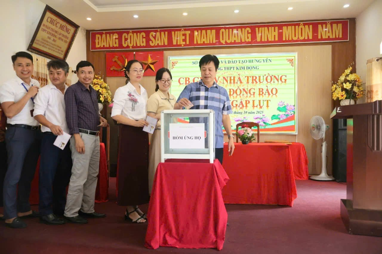 <a href='https://c3kimdong.hungyen.edu.vn/tin-tuc/tap-the-su-pham-truong-thpt-kim-dong-ung-ho-dong-bao-vung-ngap-lut.html'>TẬP THỂ SƯ PHẠM TRƯỜNG THPT KIM ĐỘNG ỦNG HỘ   ĐỒNG BÀO VÙNG NGẬP LỤT</a>